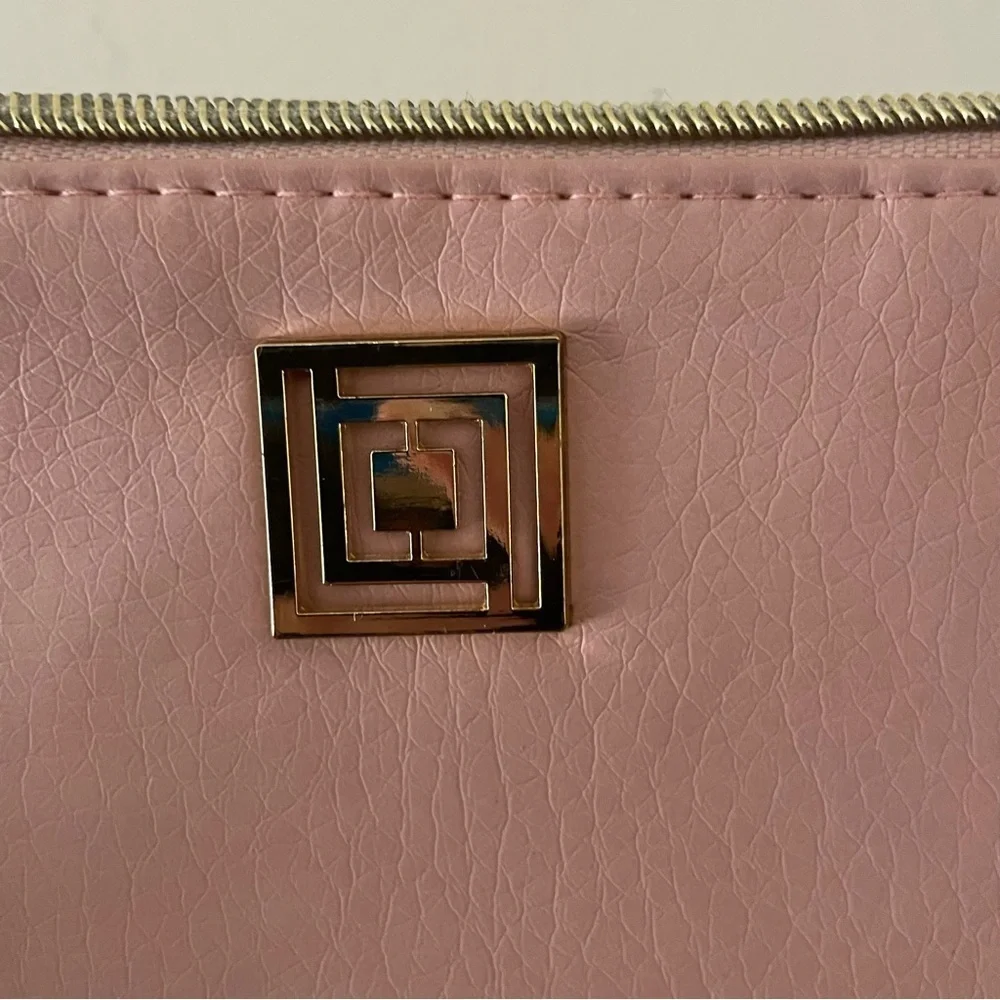Liz Claiborne‎ pink and black clutch with gold detail and zipper delicate